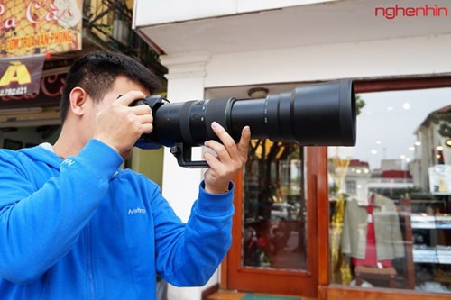 Theo đại diện nhà phân phối, Pentax K-1 được sản xuất tại nhà máy của hãng ở Philippines. Tuy nhiên, những ống kính của chiếc máy này được sản xuất chủ yếu ở Việt Nam và Nhật Bản. Giá bán riêng thân máy dự kiến ở mức 40 triệu đồng, bán ra từ tuần tới.