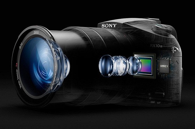 Theo Petapixel ống kính ZEISS Vario-Sonnar T* mới được Sony tích hợp trên máy ảnh Sony RX10 III có tiêu cự 24-600mm f/2.4-4.0. Ống kính bao gồm 8 thấu kính ED, 1 super ED và 2 thấu kính phi cầu ED, khoảng cách lấy nét gần nhất ở 600mm là 72 cm.