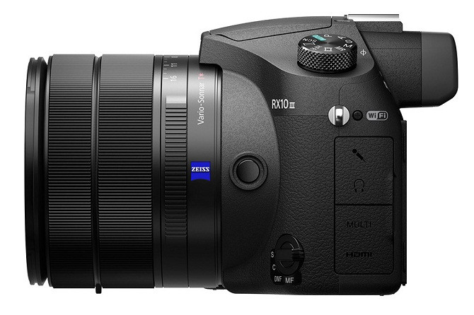 Ở mặt sau, RX10 III sử dụng kính ngắm OLED 2,36 triệu điểm ảnh, phóng đại 0.70x và màn hình LCD 3 inch 1.228 triệu điểm ảnh có khả năng xoay lật. Sony cho biết, RX10 III sẽ lên kệ trong tháng Năm tới với giá 1.500 USD (khoảng 33 triệu đồng).