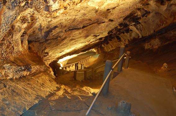 Đây là một chuỗi hang động đá vôi hình thành từ hàng triệu năm trước, mỗi hang động lại mang một vẻ đẹp khác nhau bởi những nét đặc trưng của mình.