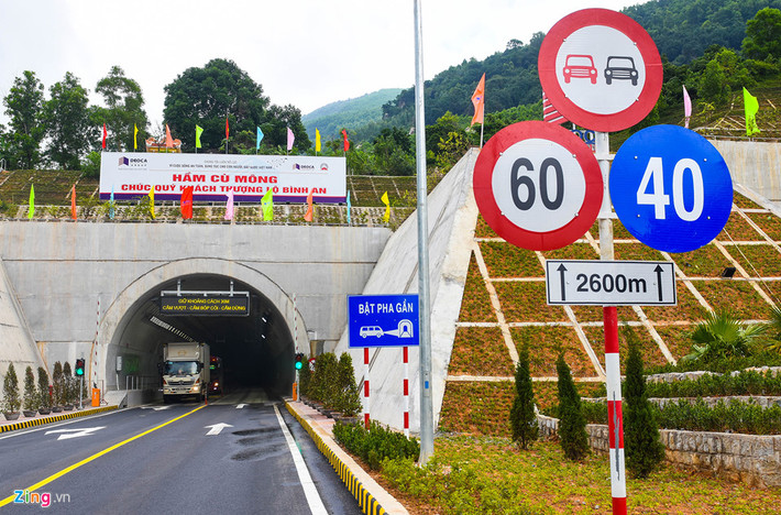 Cửa hầm phía Nam thuộc địa phận tỉnh Phú Yên. Phía trước cửa hầm có cột biển báo quy định tốc độ cho các phương tiện qua lại từ 40 đến 60 km/h.
