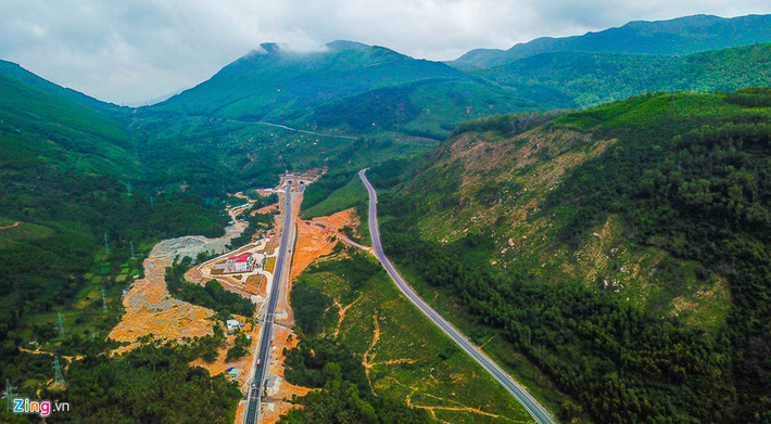 Dự án hầm đường bộ xuyên đèo Cù Mông dài hơn 6,6 km, trong đó phần hầm dài gần 3 km. Từ trên cao, công trình hầm Cù Mông nằm dưới chân núi bên cạnh cung đường đèo ngoạn mục nối Bình Định - Phú Yên. Hầm vừa được khánh thành đưa vào khai thác cuối tháng 1 vừa qua.