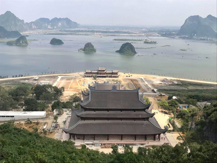 Một ngày nọ, có người đã đến núi Thất Tinh đục đẽo, hòng lấy đi 7 ngôi sao sáng nhất. Họ chất củi thành đống lớn và đốt. Ảnh: VietnamBiz.