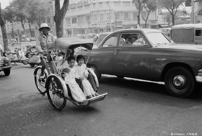 Ông bố và hai đứa con ngồi xe xích lô trên đại lộ Lê Lợi, Sài Gòn năm 1962. Ảnh: Michael Ochs Archives/Getty Images.