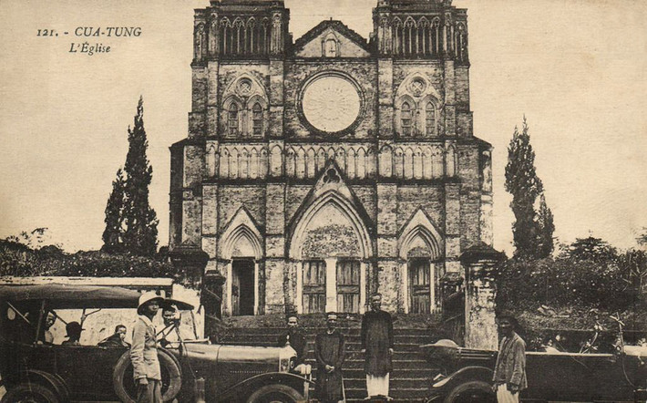 Các giáo dân người Việt đứng trước nhà thờ Di Loan năm 1920. Mang những nét kiến trúc Gothic thuần khiết, nhà thờ Di Loan được coi là một trong những nhà thờ đẹp nhất miền Trung thời bấy giờ. Ảnh tư liệu.