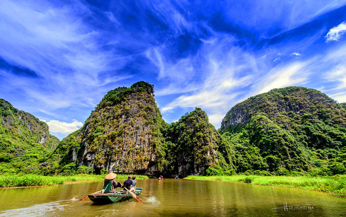 Khu du lịch Tam Cốc - Bích Động gồm nhiều tuyến tham quan du thuyền, đi xe đạp và đi bộ nối khoảng gần 20 điểm du lịch. Các tuyến chính của khu du lịch: Tuyến bến Văn Lâm - sông Ngô Đồng - Tam Cốc; Tuyến Xuyên thủy động (xuyên dưới Bích Động); Tuyến Thạch Bích - thung Nắng... Ảnh: Zing.