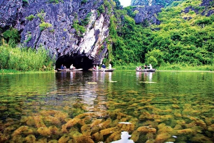 Không chỉ là khu bảo tồn thiên nhiên, vùng đất ngập nước Vân Long còn là nơi có cảnh quan hấp dẫn, được mệnh danh là "vịnh không sóng" vì khi đi thuyền trên đầm, du khách sẽ thấy mặt nước phẳng như một tấm gương khổng lồ. Đặc biệt, nơi đây có hàng ngàn hang động đẹp, nhiều hang động lớn có giá trị phát triển du lịch. Ảnh: Day Tours in Hanoi.