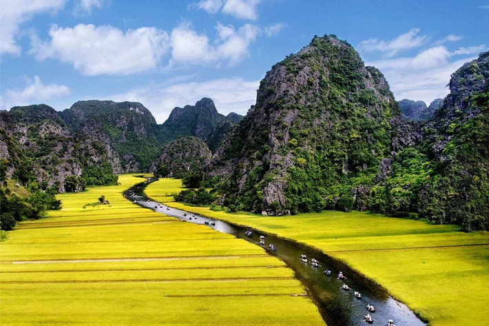 5. Nằm ở huyện Hoa Lư, Ninh Bình, Tam Cốc - Bích Động còn được biết đến với những cái tên nổi tiếng như "vịnh Hạ Long trên cạn" hay "Nam thiên đệ nhị động", là một khu du lịch trọng điểm quốc gia Việt Nam. Toàn khu vực bao gồm hệ thống các hang động núi đá vôi và các di tích lịch sử liên quan đến hành cung Vũ Lâm của nhà Trần. Ảnh: Go Asia Travel.