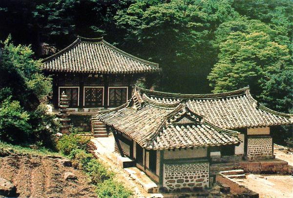 Chùa Quan Âm (Kwanum) nằm trong lâu đài Taehung ở thung lũng tuyệt đẹp giữa núi Chonma và Songgo thuộc cố đô Khai Thành (Kaesong) của Triều Tiên. Chùa được xây dựng năm 970, đến năm 1393 chùa được xây dựng lại và sau đó cải tạo vào năm 1646.