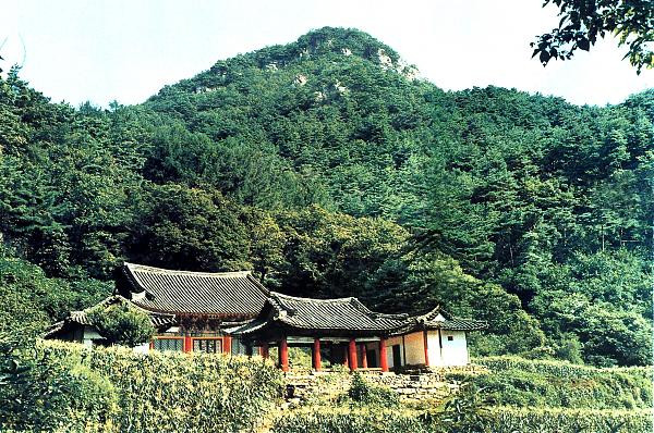 Chùa Simwon nằm ở huyện Yontan, tỉnh Hoàng Hải Bắc (Hwanghaebuk). Chùa được được xây bằng gỗ và con lưu giữ được những bảo tháp có từ thời Cao Ly (918-1392).