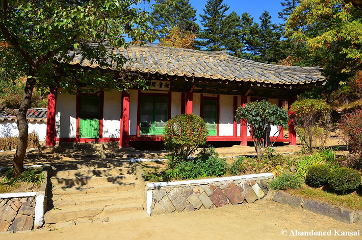 Chùa Kaesim nằm trên núi Thất Bảo (Chilbo) nổi tiếng, tỉnh Hàm Kính Bắc (Hamgyongbuk). Chùa được xây dựng năm 826 và trùng tu năm 1377. Chùa có dãy nhà dài làm tu viện và kho lưu trữ nhiều tác phẩm điêu khắc, tranh vẽ và kinh điển Phật giáo.