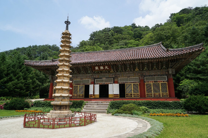 Chùa Pohyon (Phổ Hiền) ở huyện Hương Sơn (Hyangsan) tỉnh Bình An Bắc (Phyonganbuk) được xây dựng đầu thế kỷ 11 trên núi Myohyang. Đây là trung tâm Phật giáo lớn nhất tại miền Bắc Triều Tiên. Trong chiến tranh chùa bị bom Mỹ hủy hoại, đã được trùng tu nhiều lần và được UNESCO công nhận là Di sản thế giới.