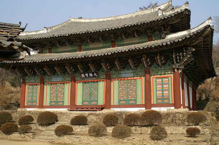 Chùa Anguk ở thành phố Bình Thành (Pyongsong) tỉnh Bình An Nam (Pyongannam), được xây dựng trên sườn núi Pongrin năm 503. Ngôi chùa chùa cổ này được xây dựng lại năm 1419, đến năm 1785 vua Chongjo cho xây dựng lại lần nữa.