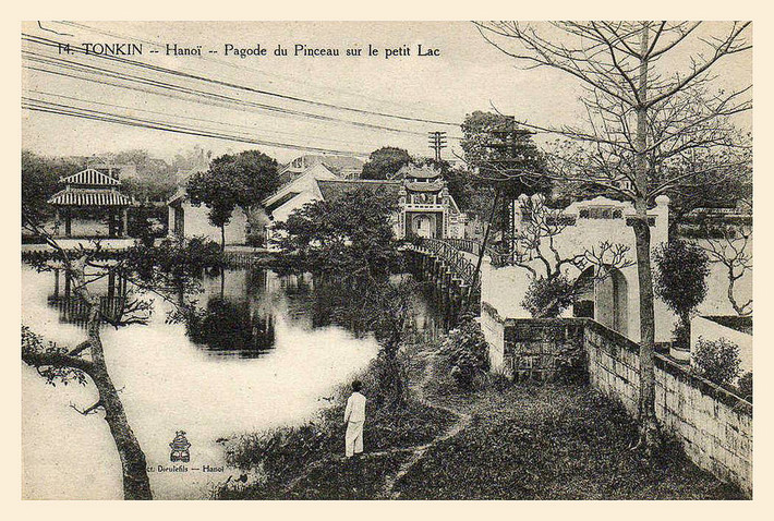 Cầu Thê Húc và đền Ngọc Sơn khoảng năm 1901-1903. Lúc này, cây cầu và cổng đền đã được làm lại khang trang. Ảnh tư liệu.