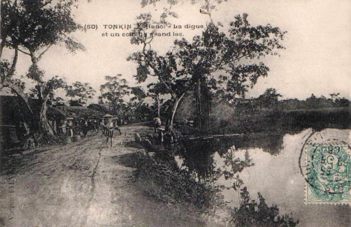 Đường đê và một góc hồ Tây năm 1906. Ảnh tư liệu.