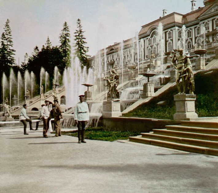 Các đài phun nước của cung điện Peterhof, St Petersburg. Ảnh: Collection Scheufler.