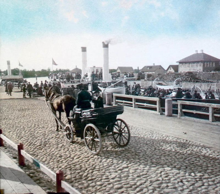 Xe ngựa chở khách tại khu vực bến tàu, St. Petersburg. Ảnh: Collection Scheufler.