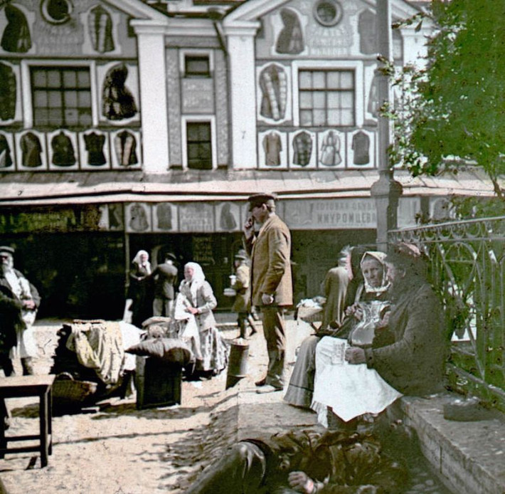 Chợ đồ cũ ở St. Petersburg. Ảnh: Collection Scheufler.