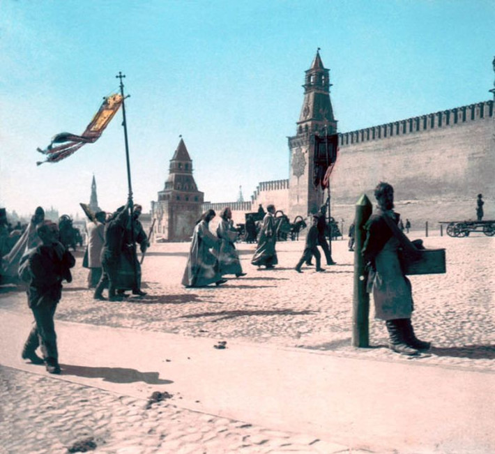 Đám rước tượng Chúa ở Moscow, nước Nga năm 1896. Ảnh: Collection Scheufler.