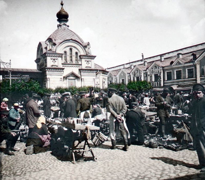 Chợ đồ cũ ở St. Petersburg. Ảnh: Collection Scheufler.