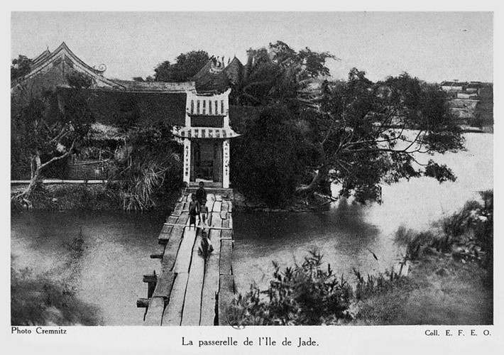 Thập niên 1870-1880, cầu Thê Húc đã có lúc trông "tạm bợ" như thế này. Ảnh tư liệu.