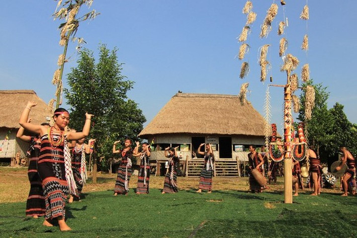 Truyền thuyết người Cơ Tu kể rằng, sau một trận hồng thủy thuở xưa, chỉ còn một cô gái và một con chó sống sót. Cô sống cùng với con chó như vợ chồng, sinh ra hai người con, một trai, một gái. Sau này, hai người con lại lấy nhau, sinh ra một quả bầu. Từ quả bầu đó, nhiều dân tộc khác nhau đã ra đời. Ảnh: SK & ĐS.