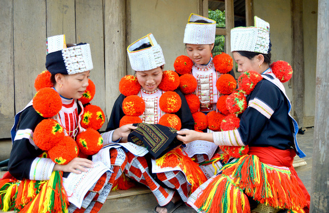 Nhiều dân tộc ở Việt Nam như Xê Đăng, S’tiêng, Giẻ Triêng, Chăm, Dao, Lô Lô… có những truyền thuyết về ông tổ chó. Ngày nay người Dao vẫn coi mình là con cháu của chó BàHồ, do đó họ có tục thờ chó, trang phục trang trí hình chó. Ảnh: Báo Tuyên Quang.