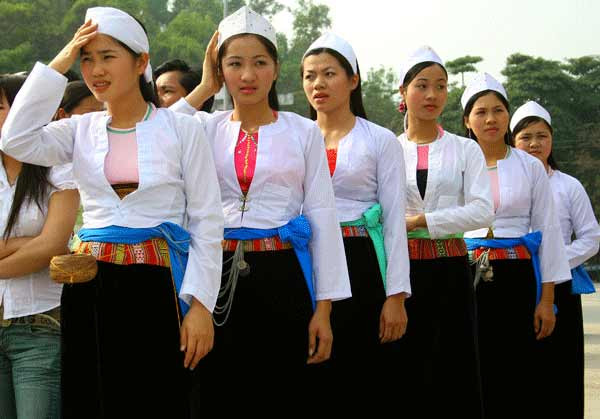 Trong quan niệm của người Mường, Gà và Chó đóng vai biểu tượng của Sống (sáng) và Chết (tối) ở hai thế giới đối nghịch nhau trong không gian, đại diện cho các loài sống dưới thấp, trên mặt đất. Ảnh: Thế giới di sản.