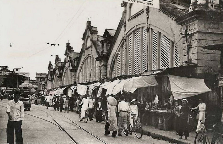 Toàn cảnh mặt trước chợ Đồng Xuân thập niên 1950. Ảnh tư liệu.