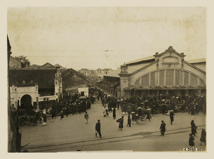 Phố Hàng Khoai nằm bên hông chợ Đồng Xuân, khoảng thập niên 1920-1930. Ảnh tư liệu.