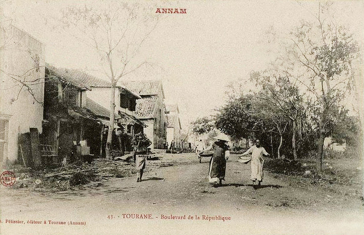 Đại lộ République (nay là đường Trần Phú), với hai dãy nhà lồng của chợ Hàn. Ảnh tư liệu.