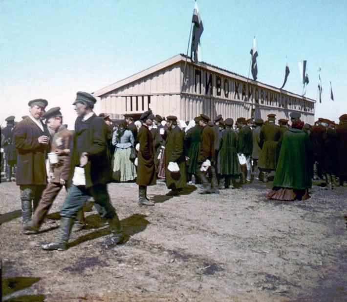 Bên ngoài quầy bán bia tại sự kiện mừng Sa hoàng đăng quang, quảng trường Khodynka, Moscow. Ảnh: Collection Scheufler.