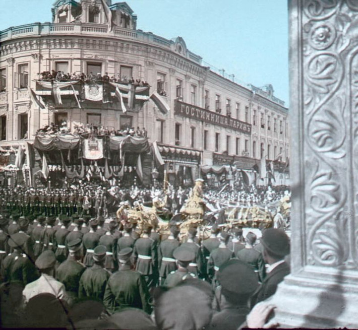 Đám rước trong lễ đăng quang của Sa hoàng Nicholas II đi qua khách sạn Paris, Moscow năm 1896. Ảnh: Collection Scheufler.