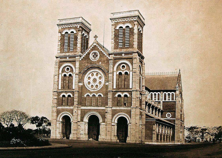 Nhà thờ Đức Bà trông khá "lạ" trong bức ảnh chụp năm 1882 này. Khánh thành ngày ngày 11/4/1880 nhân dịp Lễ Phục sinh, nhà thờ nổi tiếng này nguyên bản không có hai tháp chuông cao vút như ngày nay. Ảnh tư liệu.
