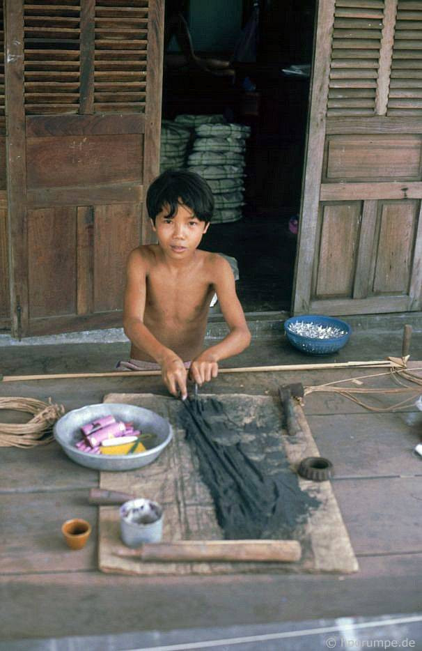 Giờ đây, nghề làm pháo đã trở thành một phần ký ức không thể nào phai mờ trong tâm trí những người dân sinh sống ở làng Nam Ô từ những năm 1990 trở về trước. Ảnh: Hpgrumpe.de.