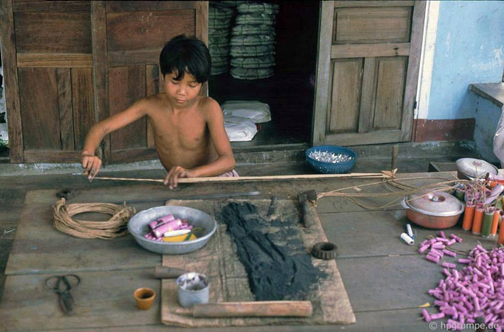 Sau khi có Chỉ thị 406/TTg ngày 8/8/1994 của Thủ tướng Chính phủ về việc cấm sản xuất, buôn bán và đốt pháo, cũng giống như nhiều làng nghề làm pháo khác, nghề pháo Nam Ô đã “khóa sổ”. Ảnh: Hpgrumpe.de.