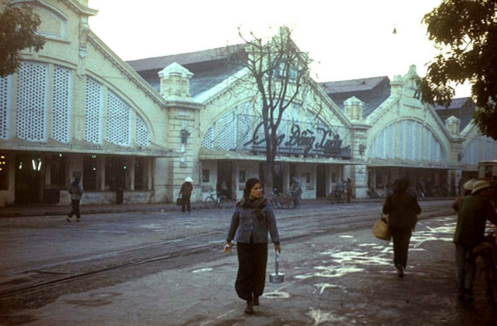 Chợ Đồng Xuân vào một ngày mùa đông năm 1976. Ảnh tư liệu.