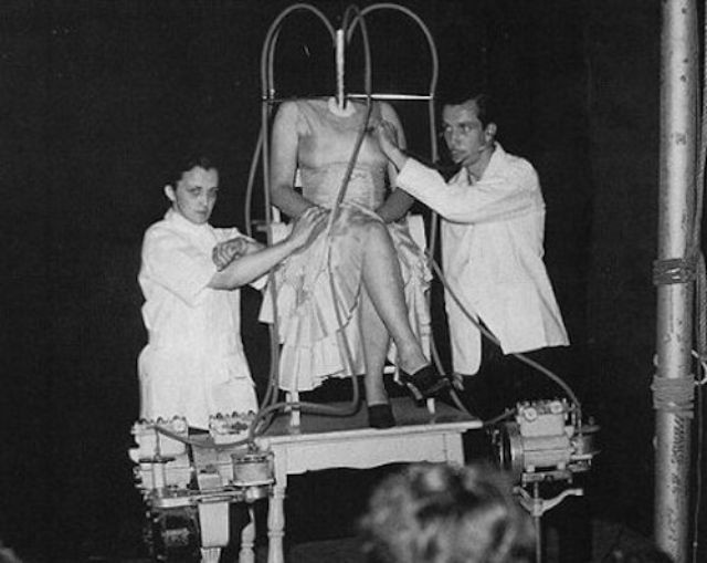 Các show diễn của "Olga cụt đầu" đã được tổ chức ở châu Âu trong những năm 1930 trước khi được đưa sang Mỹ và gây tiếng vang lớn trong Hội chợ Thế giới New York năm 1939. Ảnh: Vintag.