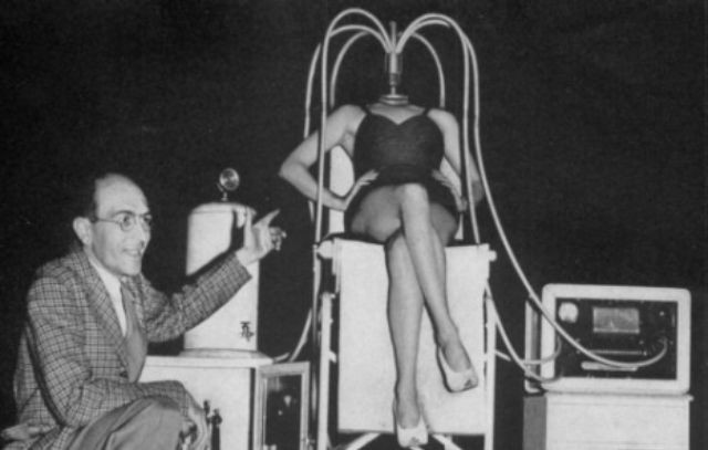 Trong thập niên 1940, “cô gái cụt đầu” Olga đã trở thành một trong những show diễn ăn khách nhất nước Mỹ. Ảnh: Vintag.