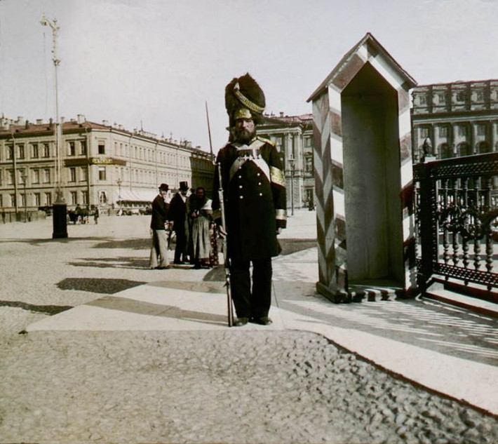 Một người lính gác ở khu vực trung tâm St. Petersburg. Ảnh: Collection Scheufler.