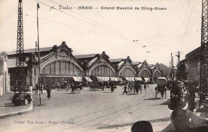 Diện mạo mới của chợ Đồng Xuân sau quá trình xây dựng năm 1890. Chợ có năm vòm cửa và năm nhà cầu dài 52m, cao 19m. Mặt tiền theo kiến trúc Pháp, gồm năm phần hình tam giác có trổ lỗ như tổ ong, lợp mái tôn. Ảnh tư liệu.