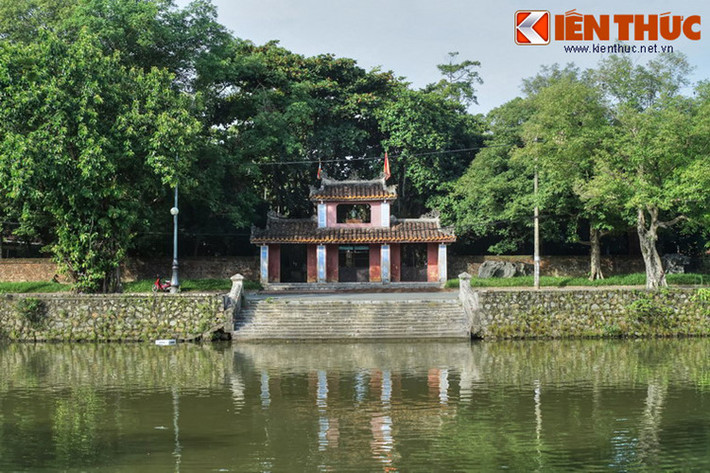 2. Chùa Diệu Đế. Tọa lạc bên bờ sông Đông Ba, gần cầu Gia Hội, chùa Diệu Đế được xây năm 1844 tại địa điểm vốn là một khu vườn hoàng gia, nơi sinh của vua Thiệu Trị năm 1807. Cũng như chùa Thiên Mụ, chùa Diệu Đế là một ngôi Quốc tự của triều Nguyễn.