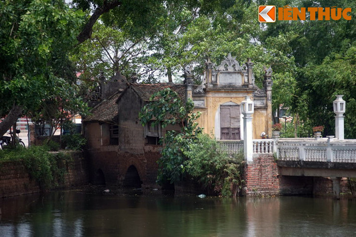Nằm ở xã Thạch Xá, huyện Thạch Thất, Hà Nội, cầu Khum là một cầu ngói cổ có kiến trúc độc đáo của khu vực Bác Bộ. Cầu được xây theo kiểu Thượng Gia Hạ Kiều (trên là nhà, dưới là cầu), nhìn từ xa trông giống như một chiếc thuyền nan úp nên được gọi là cầu Khum.