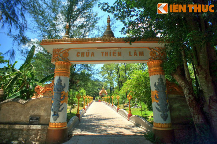 6. Chùa Thiền Lâm. Nằm ở phường Thủy Xuân, TP Huế, tỉnh Thừa Thiên - Huế, chùa Thiền Lâm được thiền sư Hộ Nhẫn lập ra năm 1960, ngày nay nổi tiếng với kiến trúc Phật giáo Miến Điện độc đáo và cuốn hút.