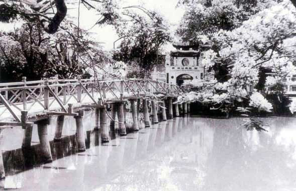 Diện mạo cầu Thê Húc năm 1945. So với ngày nay, cây cầu khá thấp và kết cấu đơn giản hơn. Ảnh: Võ An Ninh. Ảnh tư liệu.