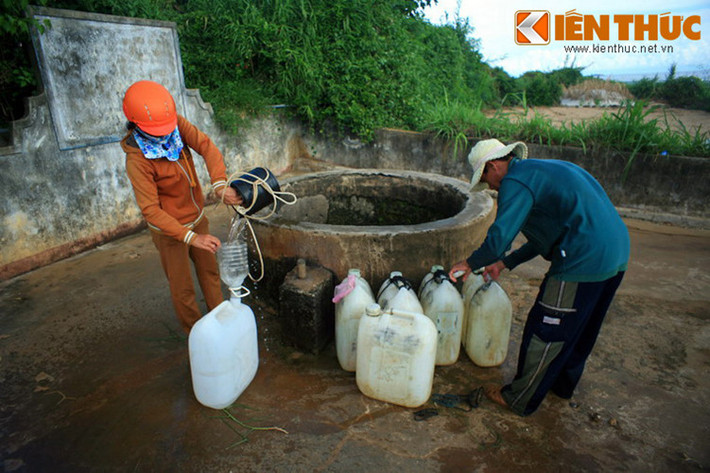 Theo truyền thuyết về nguồn gốc của giếng, vua Gia Long - Nguyễn Ánh đã được thần linh mách bảo vị trí đào giếng khi chạy nạn ra đảo Lý Sơn trong cuộc chiến với nhà Tây Sơn. Tuy vậy, các nhà nghiên cứu cho rằng chủ nhân đầu tiên của giếng Xó La có thể là cộng đồng người Chăm.