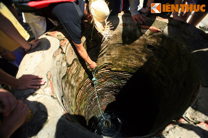 Giếng Xóm Cấm là nguồn cung cấp nước ngọt dồi dào cho Cù Lao Chàm. Điểm đặc biệt là nước của giếng này không bao giờ cạn, cho dù là vào mùa khô kiệt nhất. Đây cũng là giếng nước ngọt duy nhất trên đảo. Người dân đã thử đào giếng ở những điểm khác nhưng không thể tìm thấy mạch nước.