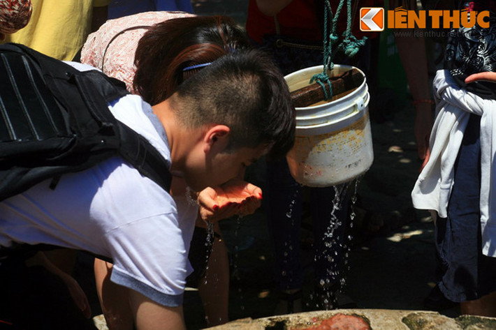 Theo kinh nghiệm của người địa phương, nước giếng Xóm Cấm cực kỳ hiệu nghiệm để chữa say sóng. Người nào đi từ đất liền ra Cù Lao Chàm bị say sóng thì lấy nước giếng Xóm Cấm nấu với một loại lá rừng uống vào là hết say sóng.