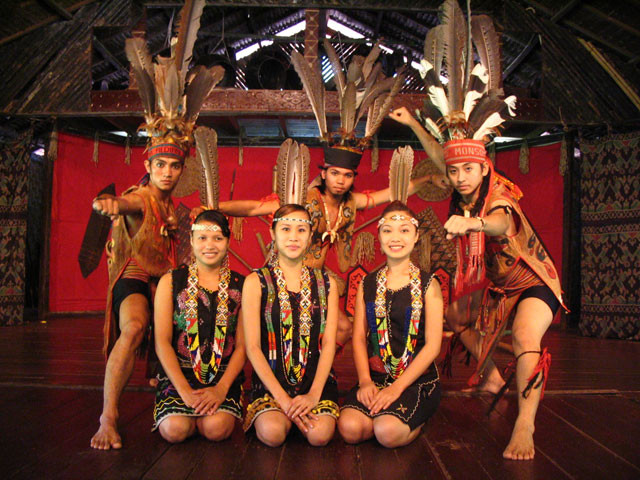 Với tộc người Murut ở Bắc đảo Borneo, Indonesia, chó vừa là tổ phụ huyền thoại vừa là anh hùng khai hoá theo truyền thuyết được lưu truyền từ xa xưa. Ảnh: Sabah & Sarawak Costumes.