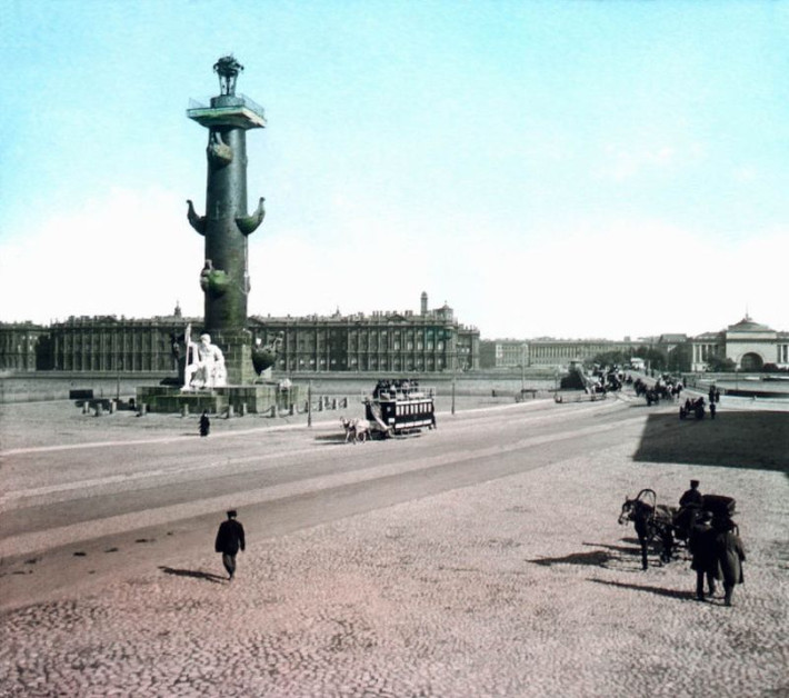 Ngọn hải đăng và Cung điện Mùa đông ở St. Petersburg năm 1896. Ảnh: Collection Scheufler.